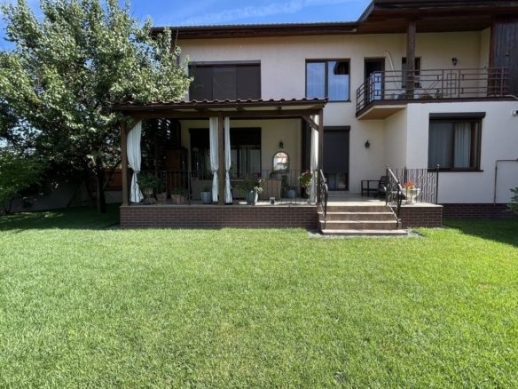 Casa eleganta si luminoasa,situata in zona de case -Mehala