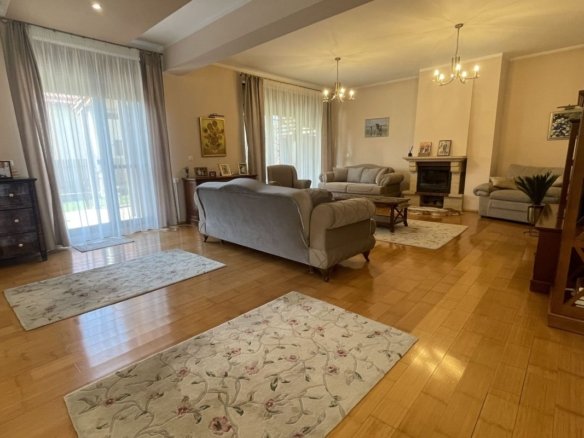 Casa eleganta si luminoasa, situata in zona de case – Mehala