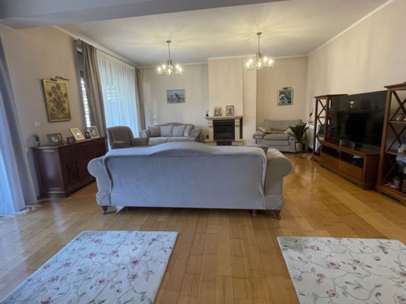 Casa eleganta si luminoasa,situata in zona de case -Mehala