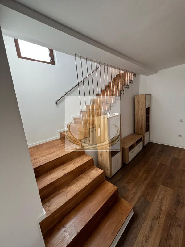 90a8d0cc9e754fc7bc8ab8c4f677693f