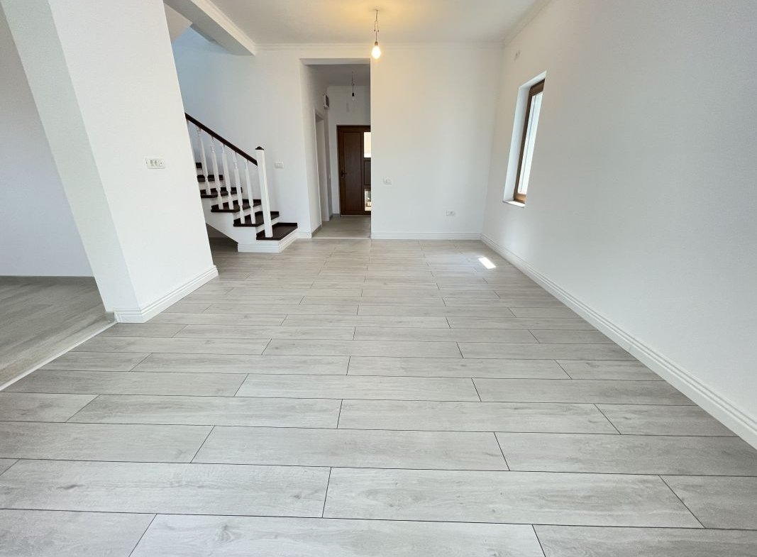 Duplex despartit prin spatiu tehnic