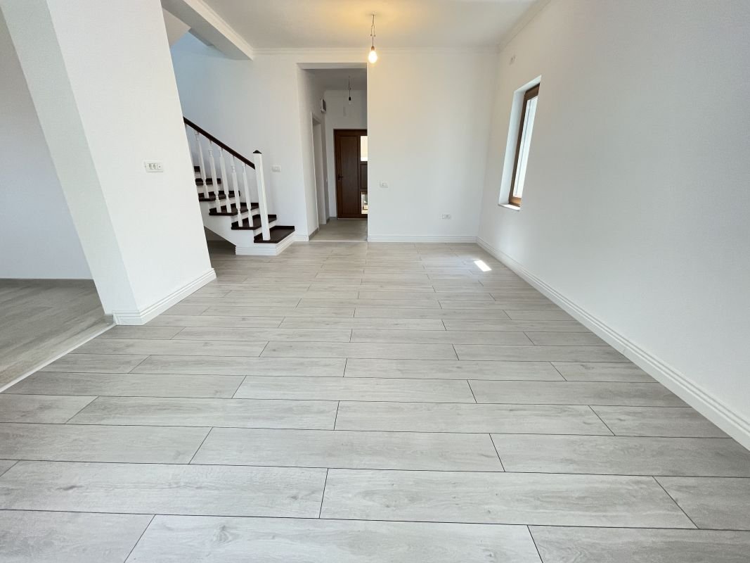 Duplex despartit prin spatiu tehnic