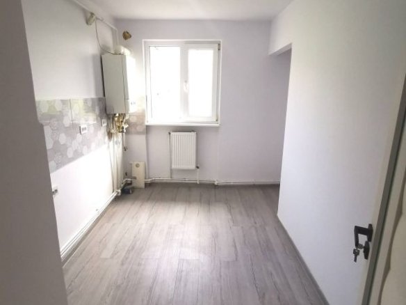 De vanzare apartament cu 2 camere, central. et. 3, 79.900 euro