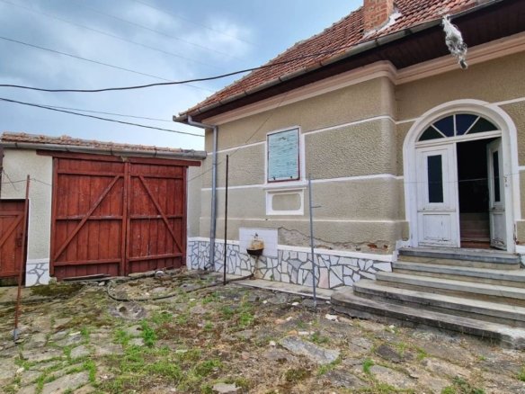 Casă în Poiana Sibiului | 909 mp teren | livadă și anexe gospodărești