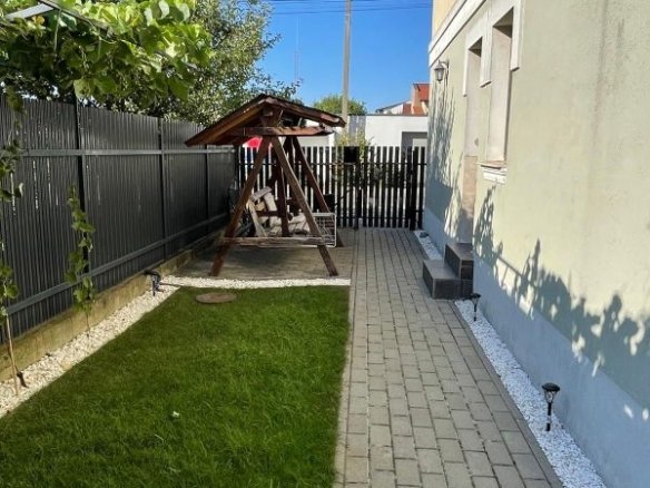 Apartament cu 2 camere, curte și loc de parcare