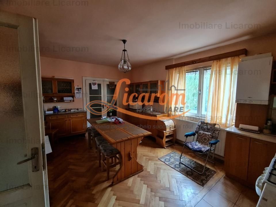 Proprietate individuala-3 apartamente,spatiu comercial,garaje,gradina,curte