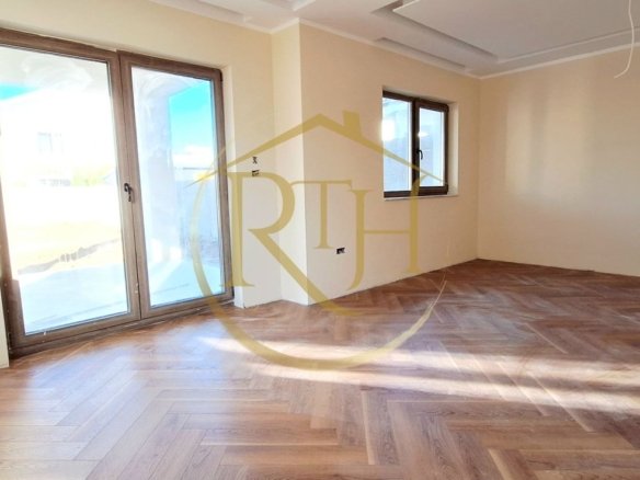 Oferim spre vanzare casa-duplex cu 4 camere si 3 bai situata in Giroc