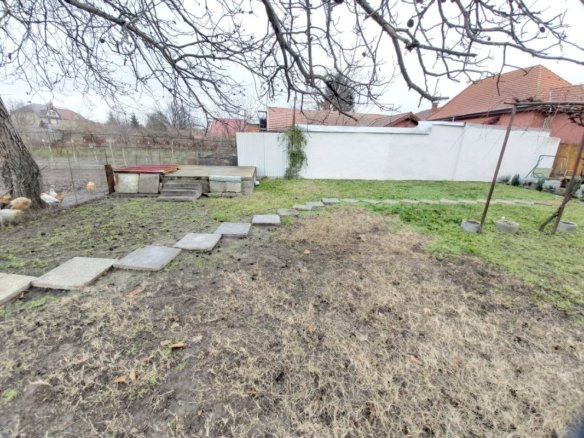 Casa de vanzare cu teren generos
