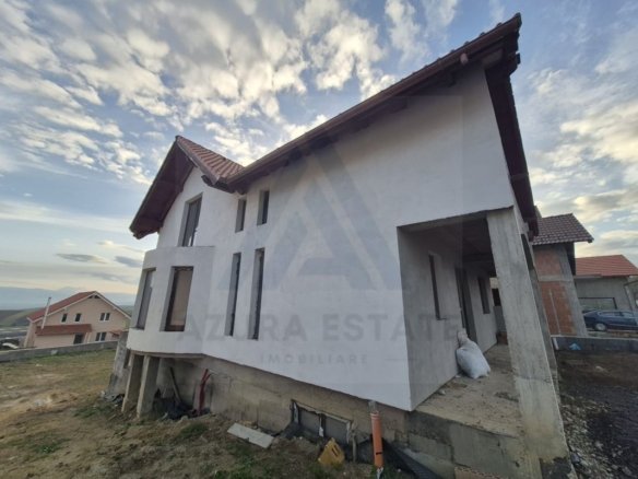 Casa 5 camere 2 bai garaj la subsol si teren 500 mp in Sura Mare