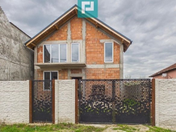 Casă la roșu cu piscină-Pârneava-767 mp teren