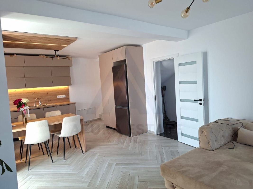 Casa moderna 4 camere 2 bai si curte libera 220 mp pe Calea Cisnadiei