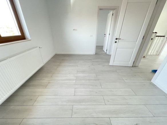 Duplex despartit prin spatiu tehnic