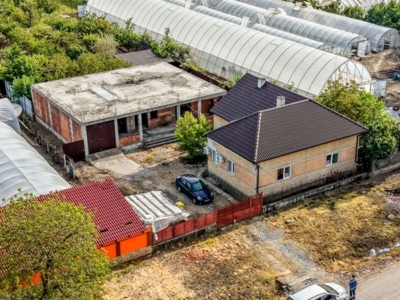Casă finisată + casă în construcție, la același preț!