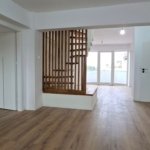 Apartament complet renovat cu scara interioara