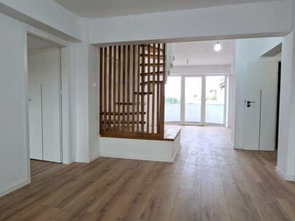 Apartament complet renovat cu scara interioara