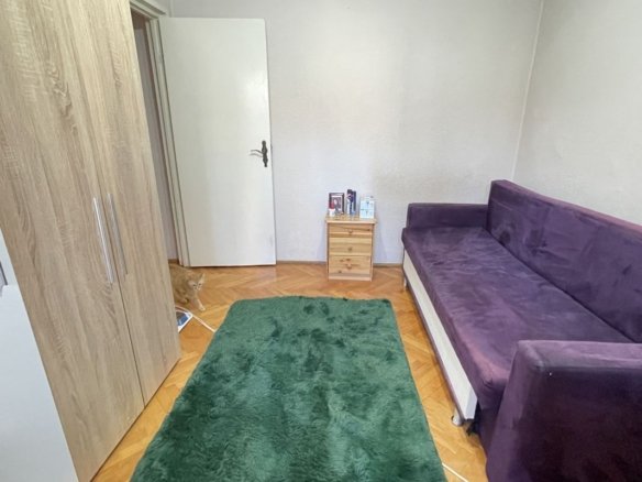 Apartament cu trei camere,etaj 2 – zona Cetatii