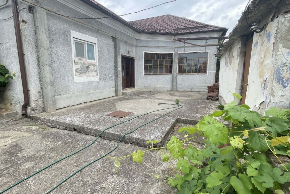 Casa cu teren de 915 mp și front de 20 ml