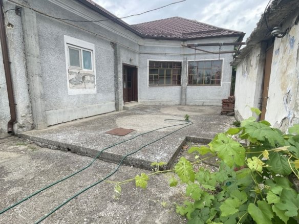 Casa cu teren de 915 mp și front de 20 ml