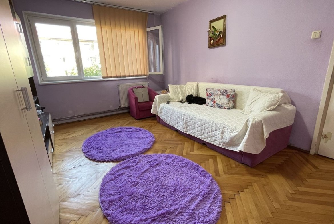 Apartament cu trei camere,etaj 2 – zona Cetatii
