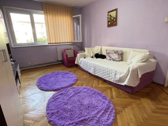Apartament cu trei camere,etaj 2 – zona Cetatii