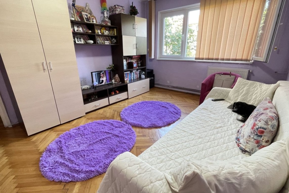 Apartament cu trei camere,etaj 2 – zona Cetatii