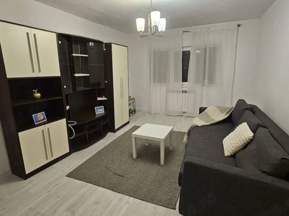 De inchiriat apartament 2 camere, Piața Centrală, et. 4, renovat, 450 eur