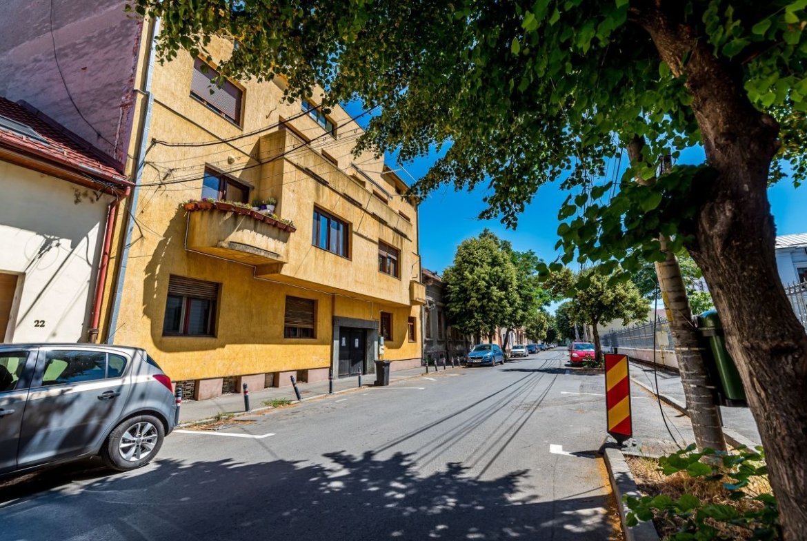 Apartament în centru cu acces auto și garaj propriu