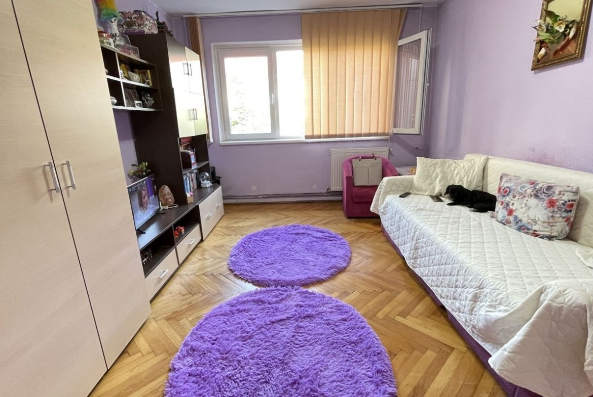 Apartament cu trei camere,etaj 2 – zona Cetatii