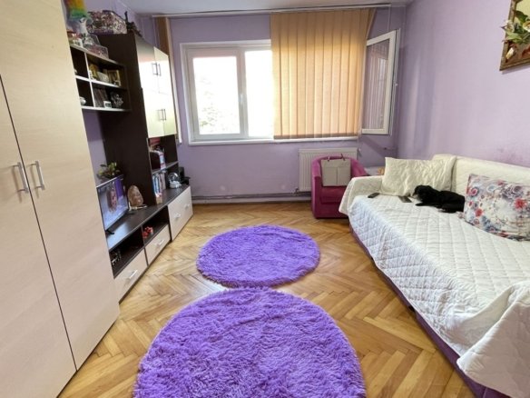 Apartament cu trei camere,etaj 2 – zona Cetatii