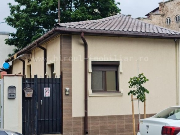 Vânzare Casă Complet Renovată – 3 Intrări Separate din Curte – Tomis II, Constan