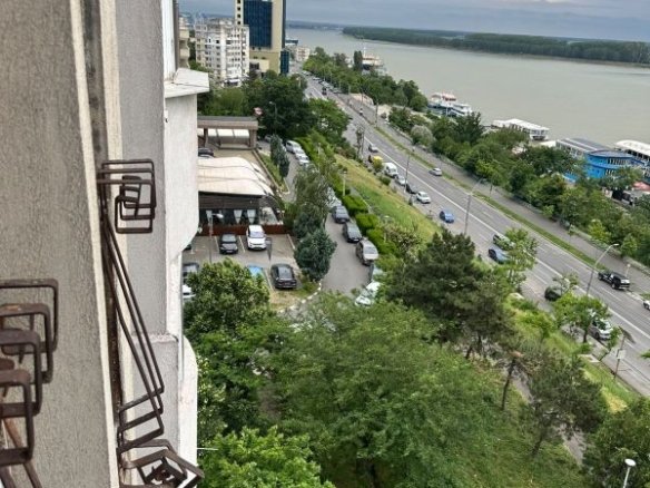 De vanzare apartament cu 3 camere, zona Faleza, etaj 7/8, 149.000 euro
