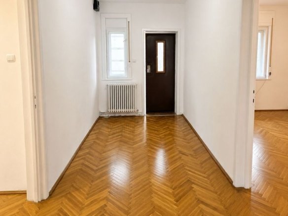 Apartament spațios cu 3 camere, 87 mp utili, 2 garaje, etaj 1 la casă