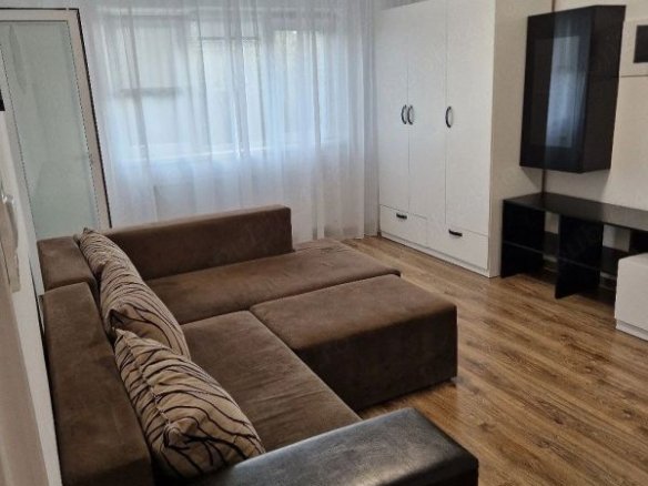Apartament 2 camere decomandat -spatios ,balcon inchis, zona Sarelui
