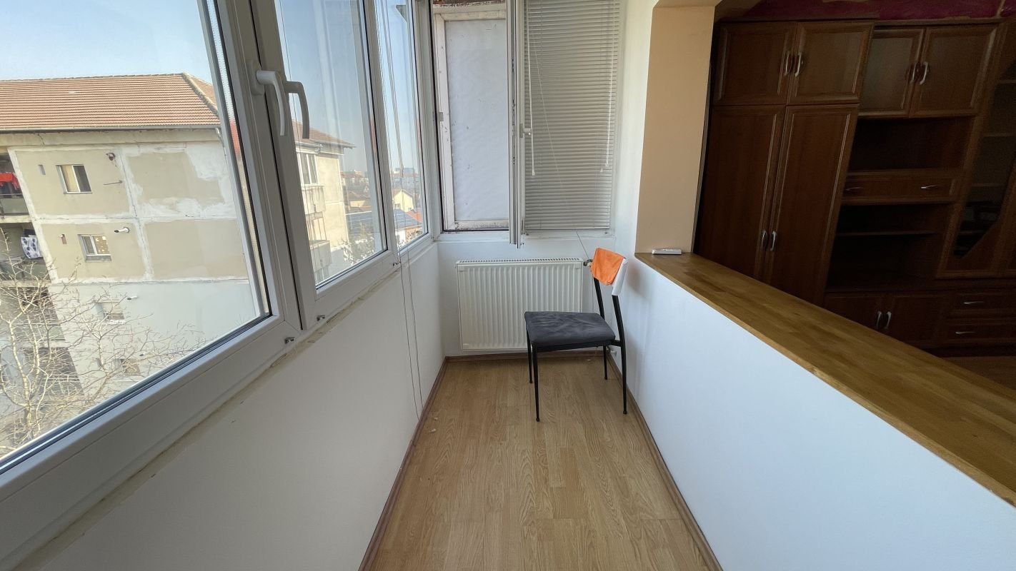 55b5474c0f384247a9522ad193842440 Apartament spațios cu două camere, etajul 4 cu acoperiș.