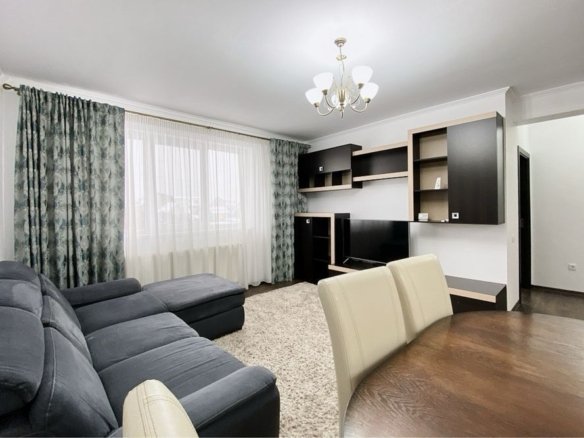 Apartament 3 camere, 2 balcoane, etaj intermediar, parcare.