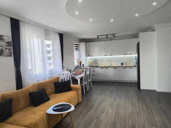 Apartament 3 camere, 2 bai, balcon, Teilor