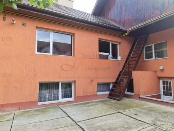 Casa individuala cu 2 apartamente, 6 camere,teren 403 mp,ASTRA.