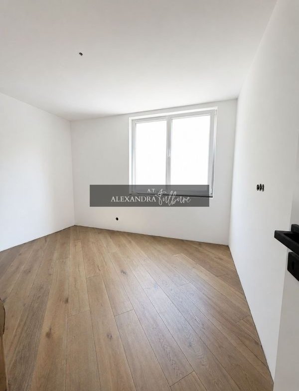 Apartament 3 camere, 2 bai, etaj intermediar, balcon, garaj, boxa