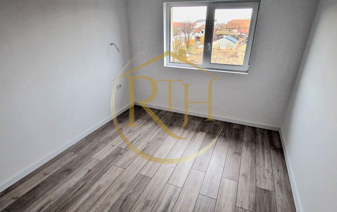 Duplex de vanzare cu 4 camere,2 bai,250 mp teren-Mosnita Veche zona Centrala.