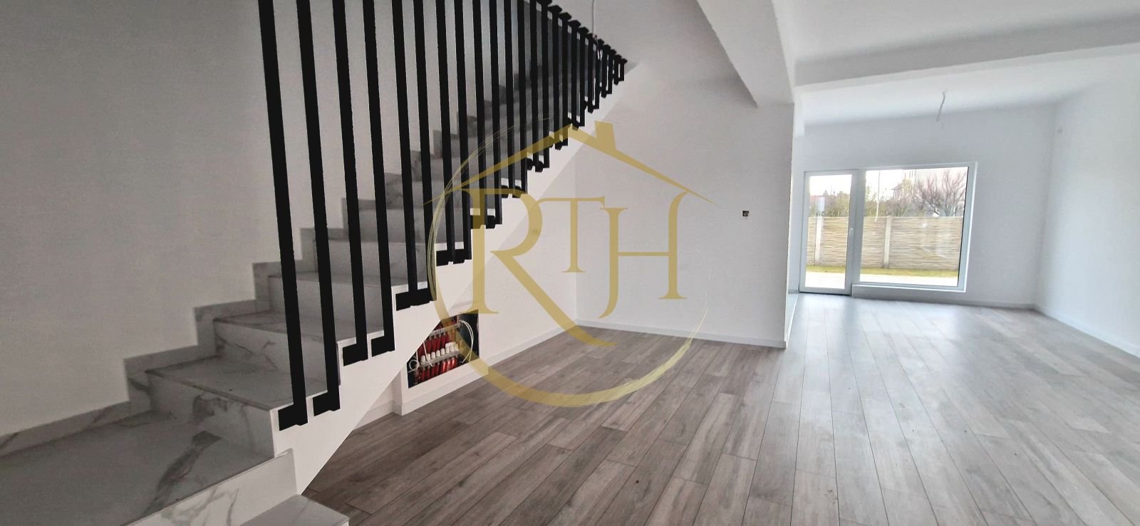 Duplex de vanzare cu 4 camere,2 bai,250 mp teren-Mosnita Veche zona Centrala.