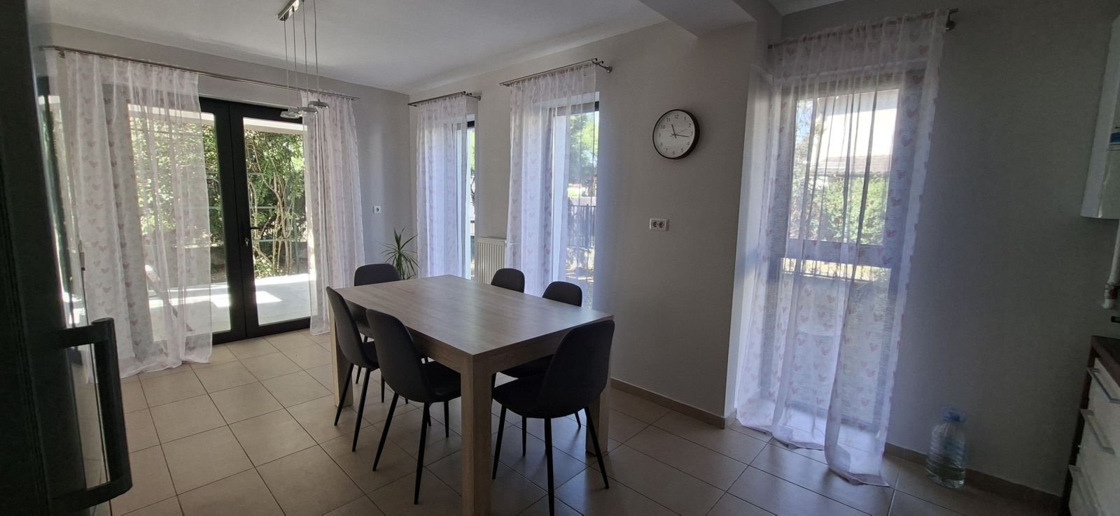 5c9ffda87c1c4bd990a3bb17f7220a15 Casă de închiriat în Dumbravita – 3 dormitoare si garaj