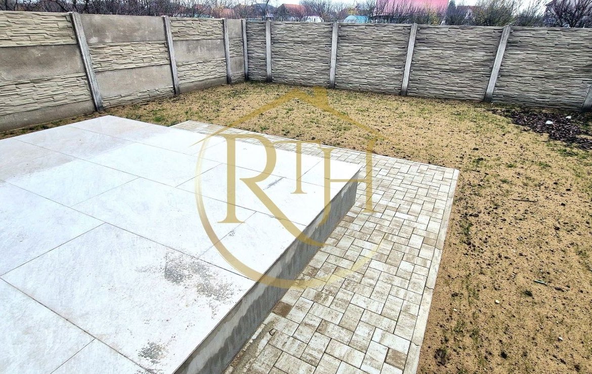 Duplex de vanzare cu 4 camere,2 bai,250 mp teren-Mosnita Veche zona Centrala.