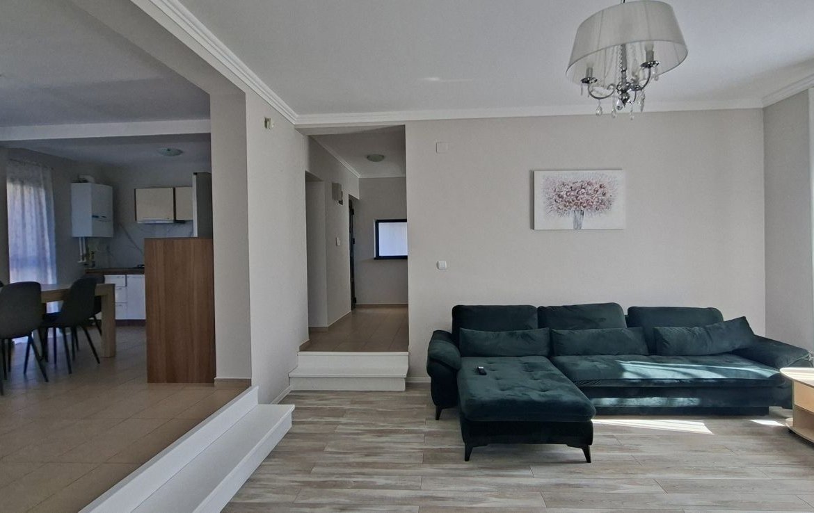 Casă de închiriat în Dumbravita – 3 dormitoare si garaj