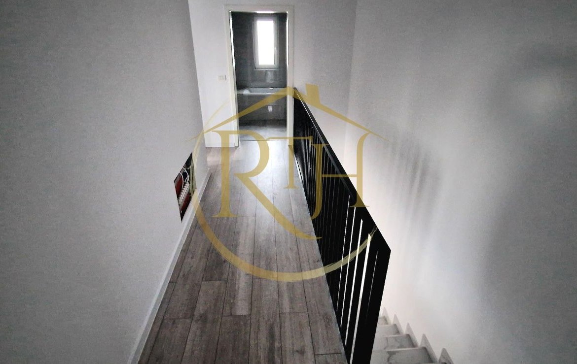 Duplex de vanzare cu 4 camere,2 bai,250 mp teren-Mosnita Veche zona Centrala.