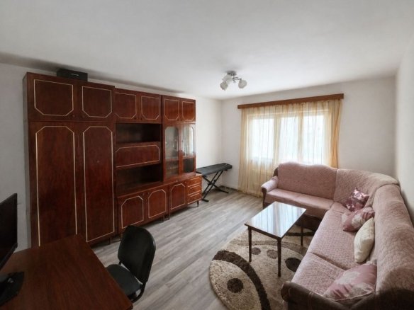 Apartament decomandat cu 3 camere și 2 băi, zona Complex Studențesc