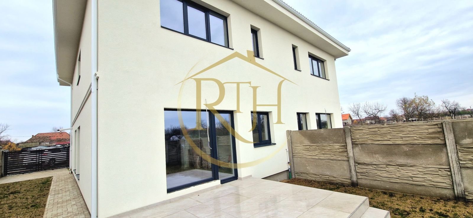 Duplex de vanzare cu 4 camere,2 bai,250 mp teren-Mosnita Veche zona Centrala.