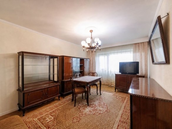 Apartament luminos cu 3 camere și balcon – Exercițiu