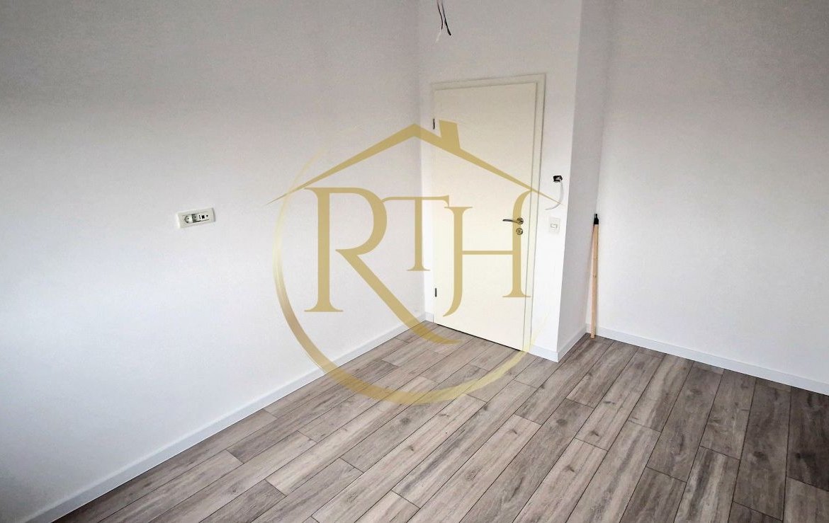 Duplex de vanzare cu 4 camere,2 bai,250 mp teren-Mosnita Veche zona Centrala.