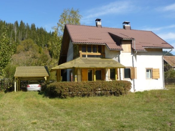 Casă cu etaj , de cărămidă, pe teren de  1680 M2, intabulat și  cu cadastru,la Neagra, jud. Mureș