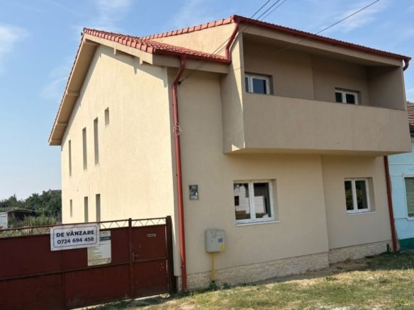 Casă nouă cu etaj semifinalizată în Aradul Nou